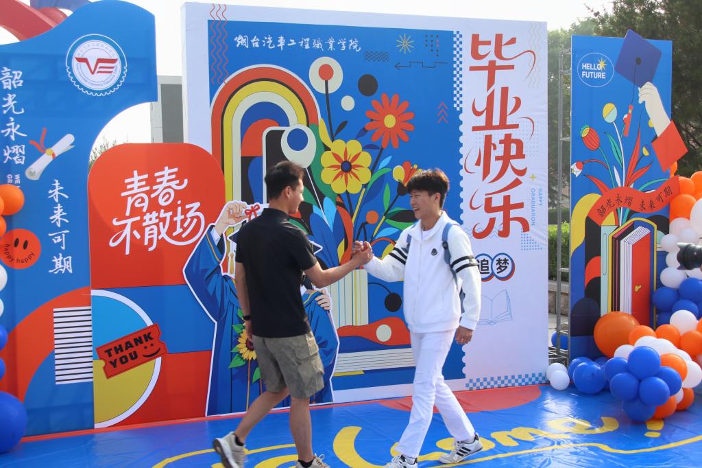 南门的“毕业拱门”