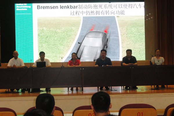 汽车工程系主任邹德伟首先代表该全系教